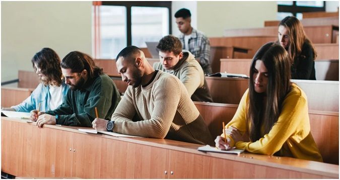 El BOCCE publica la convocatoria de ayudas para estudios universitarios y otros durante el curso 2024/2025